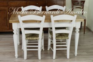 Tavolo da cucina in legno stile country con top in rovere e gambe tornite bianche